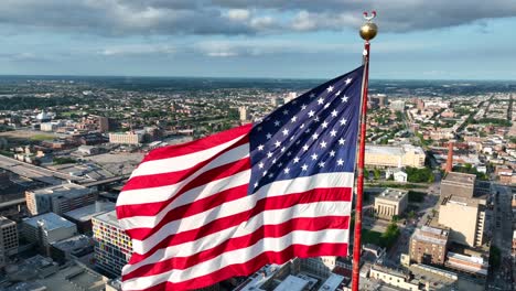 Ondas-De-Bandera-Americana-En-Cámara-Lenta-Sobre-Baltimore-Maryland