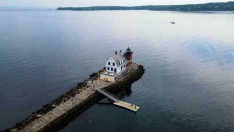 Faro-Del-Rompeolas-De-Rockland-En-La-Bahía-De-Penobscot,-Maine-|-Vista-Circular-Aérea-|-Verano-2021