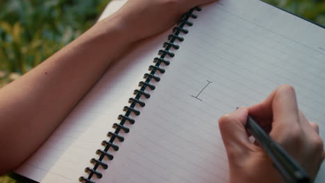 persona que escribe en un cuaderno