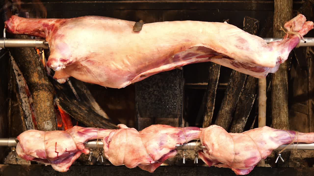 cordero asado en un salto