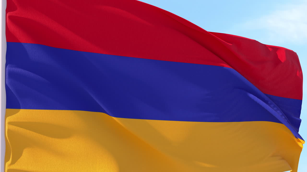 Bandiera dell'Armenia che sventola al vento contro il cielo blu