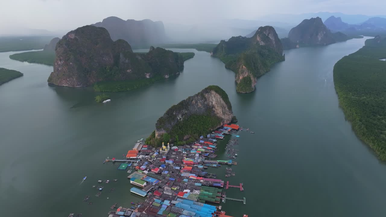 Làng nổi trên Koh Panyee rực sáng trong ánh nắng ban mai, Thái Lan.