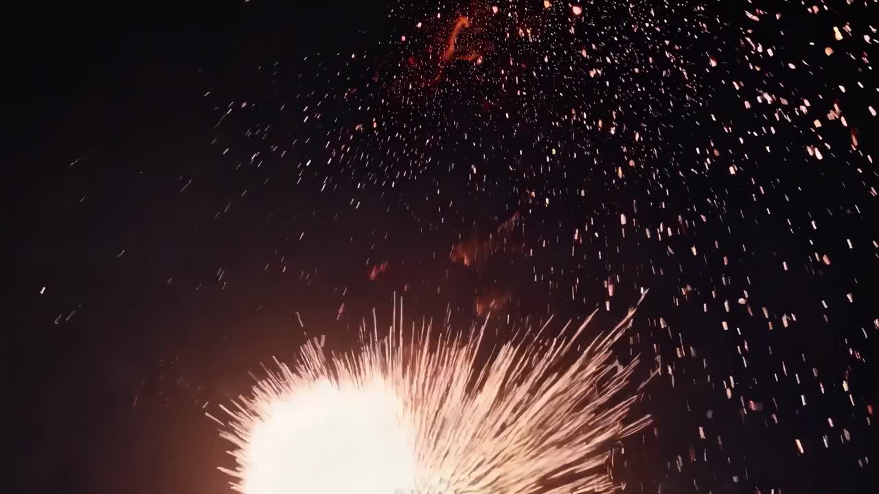 Ein dynamisches Video zeigt eine Nahaufnahme aus niedriger Perspektive von leuchtenden Flammen vor einem dunklen Hintergrund.
