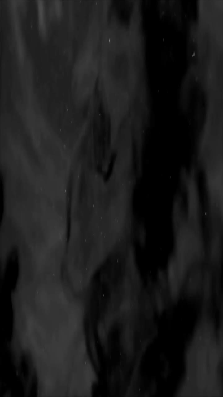 Inchiostro astratto scuro che vortica e si espande nel liquido