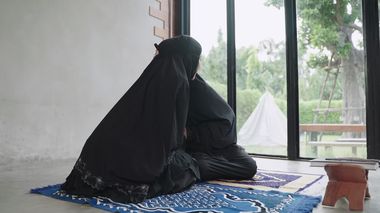 50p 프레임 레이트 영상에서 젊은 이슬람 여성들이 하나님의 축복을 위해 기도하고 있습니다.