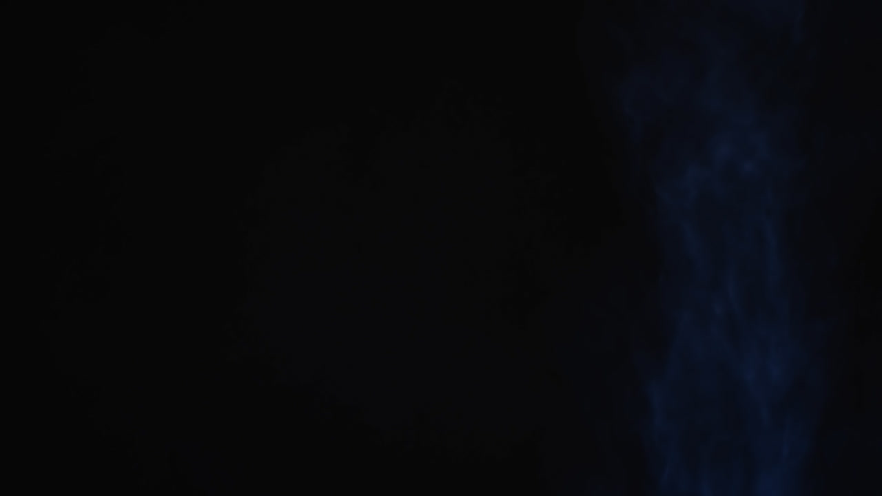 видео синих песчаных зерен, брошенных в воздух, и копирование пространства на черном фоне