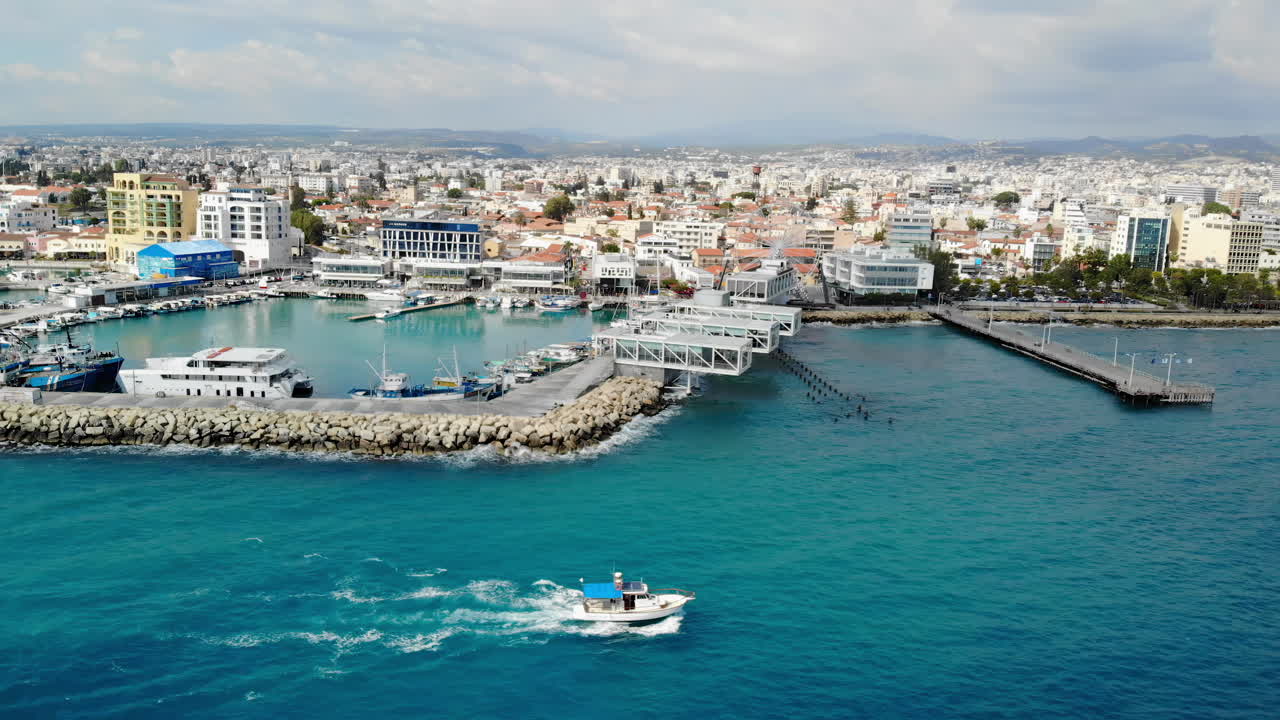 Kıbrıs, Limasol Marina'da demirlemiş teknelerin havadan drone ile çekilmiş görüntüsü