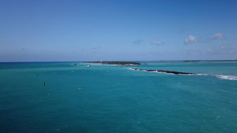 las olas impulsadas por el viento llegan a la costa de las pequeñas islas del caribe