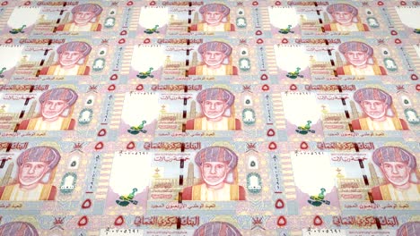 serie de billetes de cinco riales omanesos del banco central de omán rodando en pantalla, monedas del mundo, dinero en efectivo, bucle