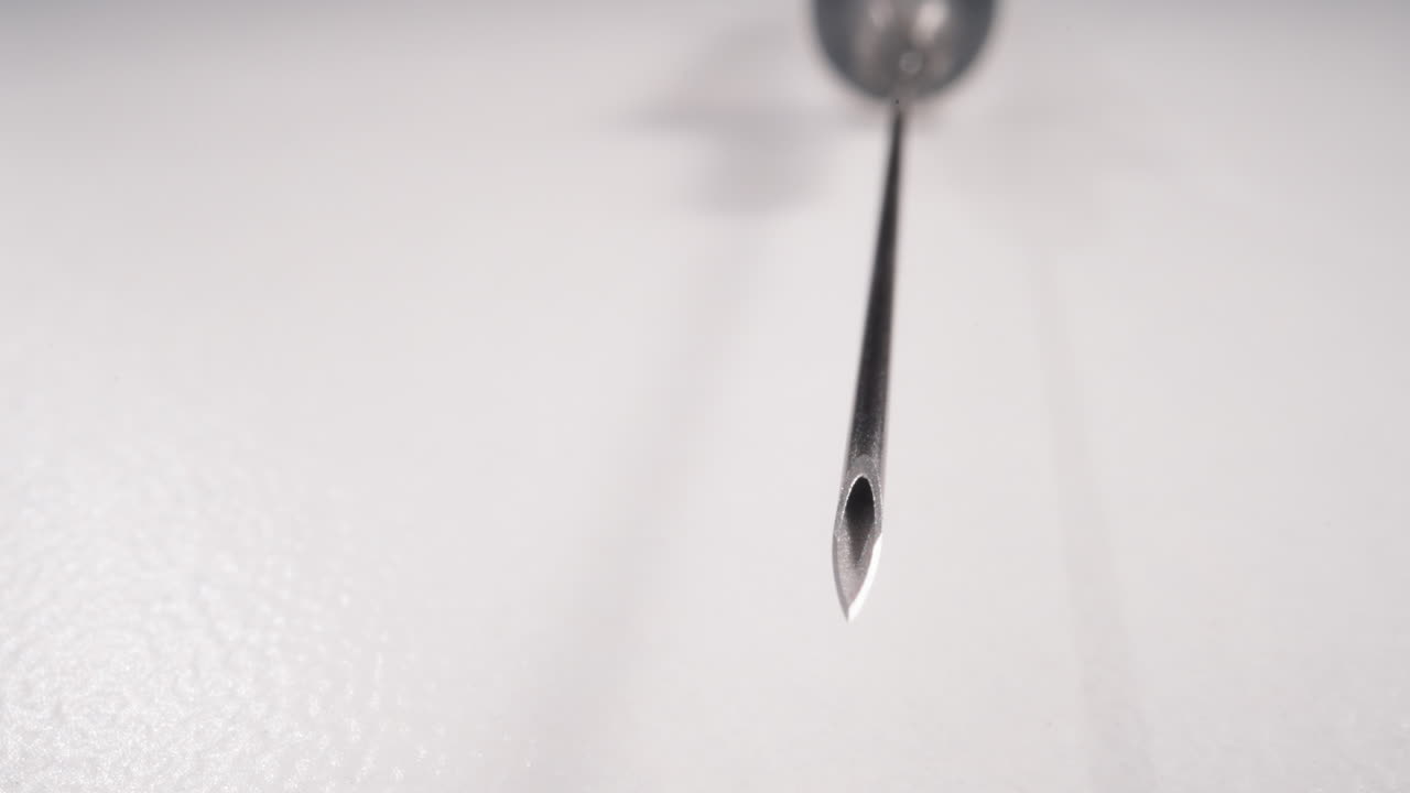 ⁇ 색 바탕에 있는 깨 ⁇ 한 반 ⁇ 이는 주사기 바늘