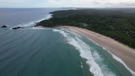 Vista-Aérea-De-La-Playa-Broken-Head-En-Byron-Bay,-Nueva-Gales-Del-Sur,-Australia---Disparo-De-Un-Dron