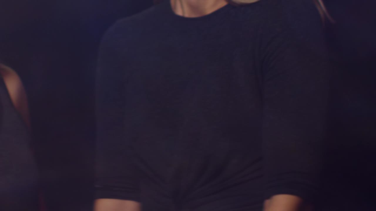 mujer joven presentada con pastel de cumpleaños