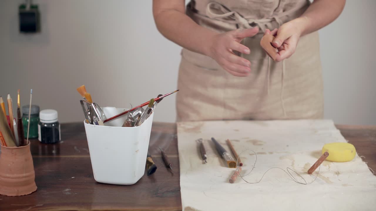 스튜디오에서 일하는 예술가