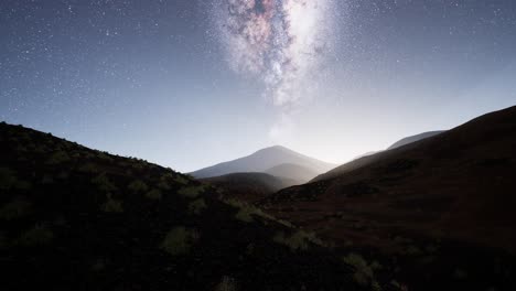 estrellas de la vía láctea por encima de las montañas del desierto