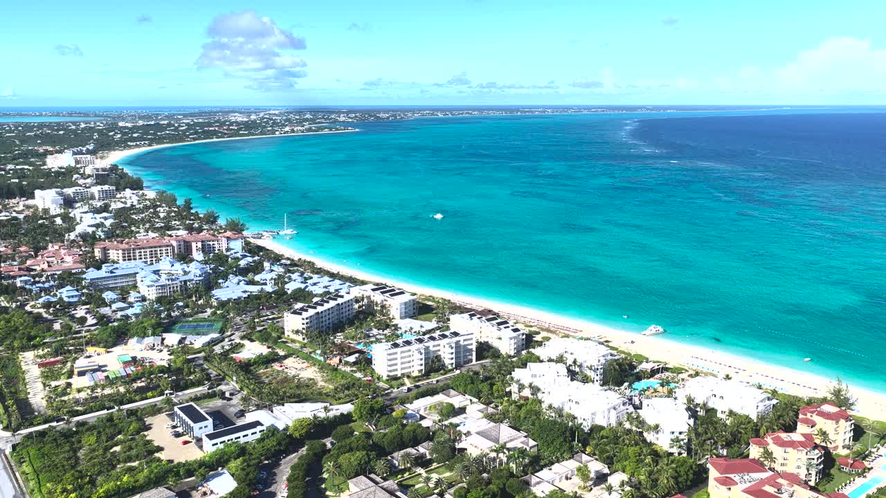 Bãi biển Grace Bay tại Providenciales thuộc Lãnh thổ hải ngoại quần đảo Turks và Caicos. Bãi biển vùng Caribbean. Phong cảnh nhiệt đới. Các tòa nhà cao tầng tuyệt đẹp. Bãi biển Grace Bay ở quần đảo Turks và Caicos