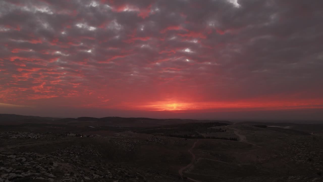 Luftaufnahme eines farbenprächtigen Sonnenuntergangs über der Landschaft Israels
