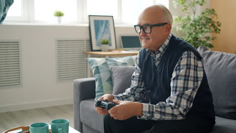 un anciano jugando videojuegos en casa.