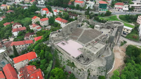 vuelo sobre el antiguo anfiteatro de herceg novi en la ladera de montenegro; avión no tripulado