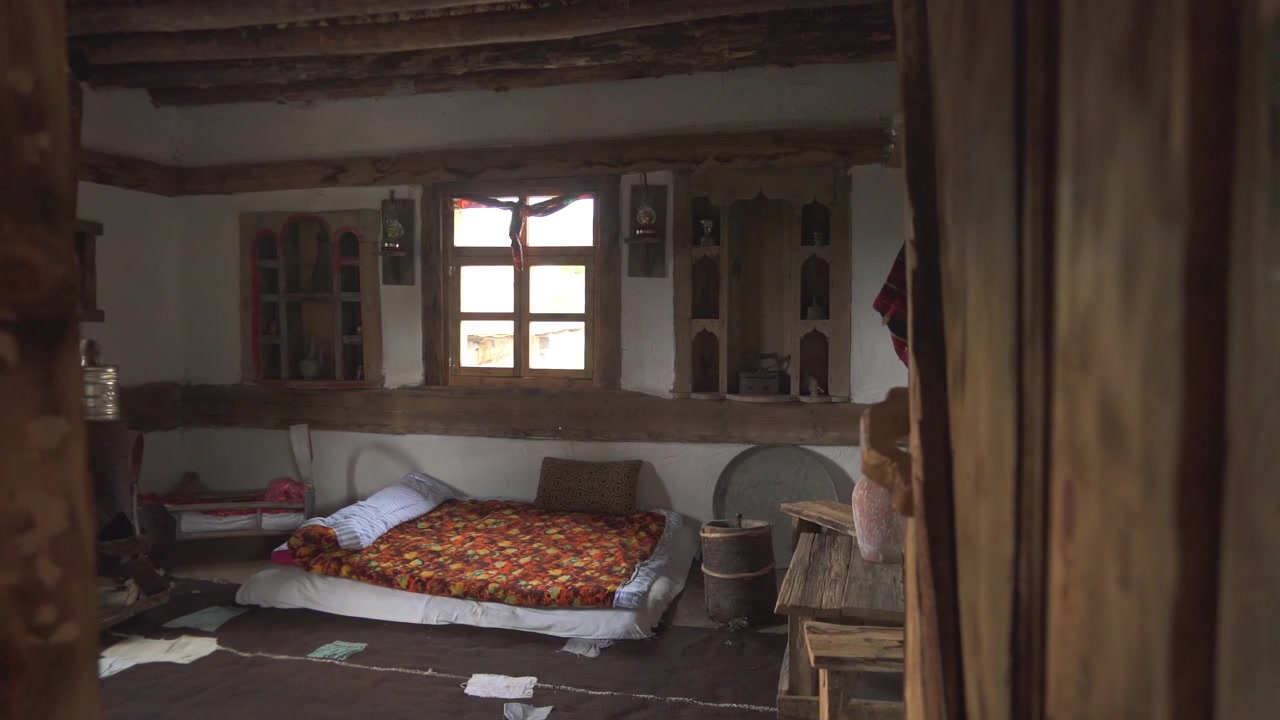 Vista interna di una camera da letto rustica tradizionale con elementi in legno
