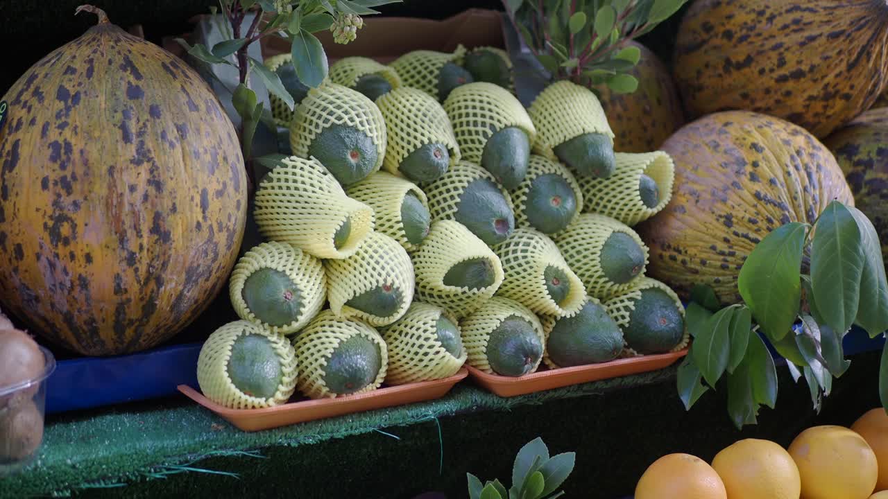 시장 상점 에서 신선 한 아보카도 와 다른 과일