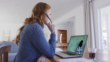 estudiante caucásica usando portátil y auriculares de teléfono en videollamada con una maestra