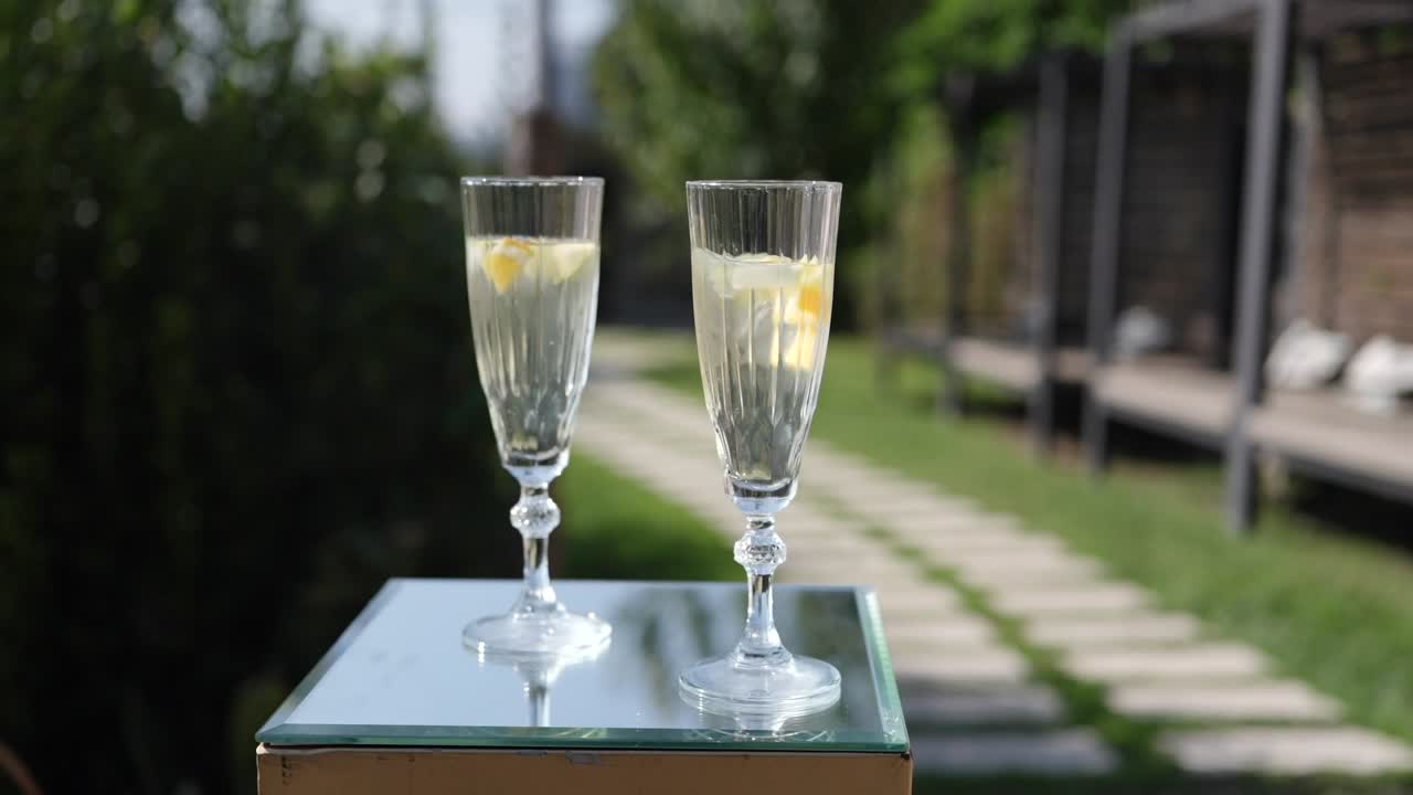 햇빛 아래에서 반짝이는 상큼한 레몬 음료와 함께 우아한 안경 한 쌍