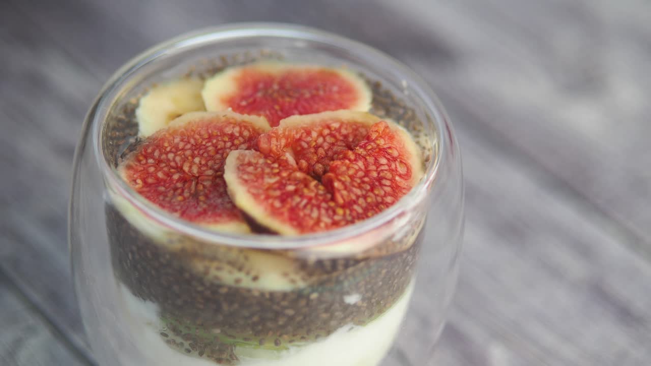 Dessert allo yogurt con fichi e semi di chia