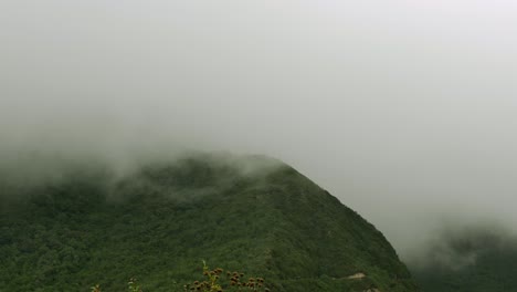 Quito-Krater,-Equador-Bergrücken-Mit-Rollender-Wolke