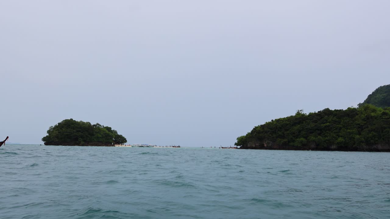 배가 태국 크라비의 울창한 섬에 접근합니다.