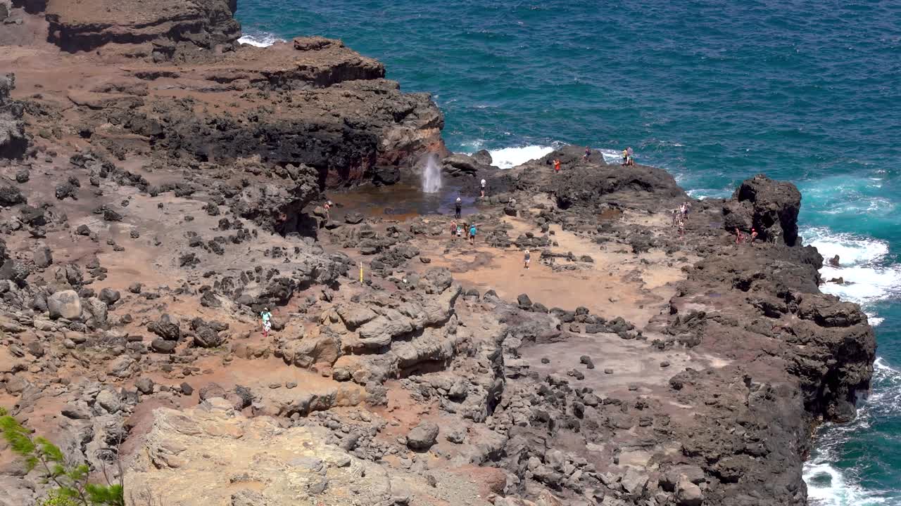 el agujero de soplo de naklele explota en los acantilados rocosos con el océano pacífico en el fondo en maui, hawai, estados unidos