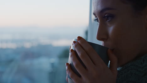 Hermosa-Joven-Mirando-Por-La-Ventana-Bebiendo-Café-Disfrutando-De-Un-Nuevo-Día-Sintiéndose-Descansada