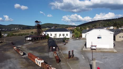 Torre-De-Mina-Antigua-Y-Edificios-De-Una-Mina-De-Carbón-Subterránea-Llamada-Pozo-Julia-En-Fabero-Vista-Aérea-3