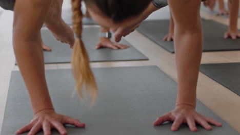 Mujer-De-Yoga-Caucásica-Saludable-Practicando-Meditación-En-Pose-De-Cuervo-Disfrutando-Del-Ejercicio-De-Cuerpo-Flexible-En-Clase-De-Fitness