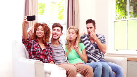 Glückliche-Freunde-Machen-Selfie-Auf-Dem-Sofa