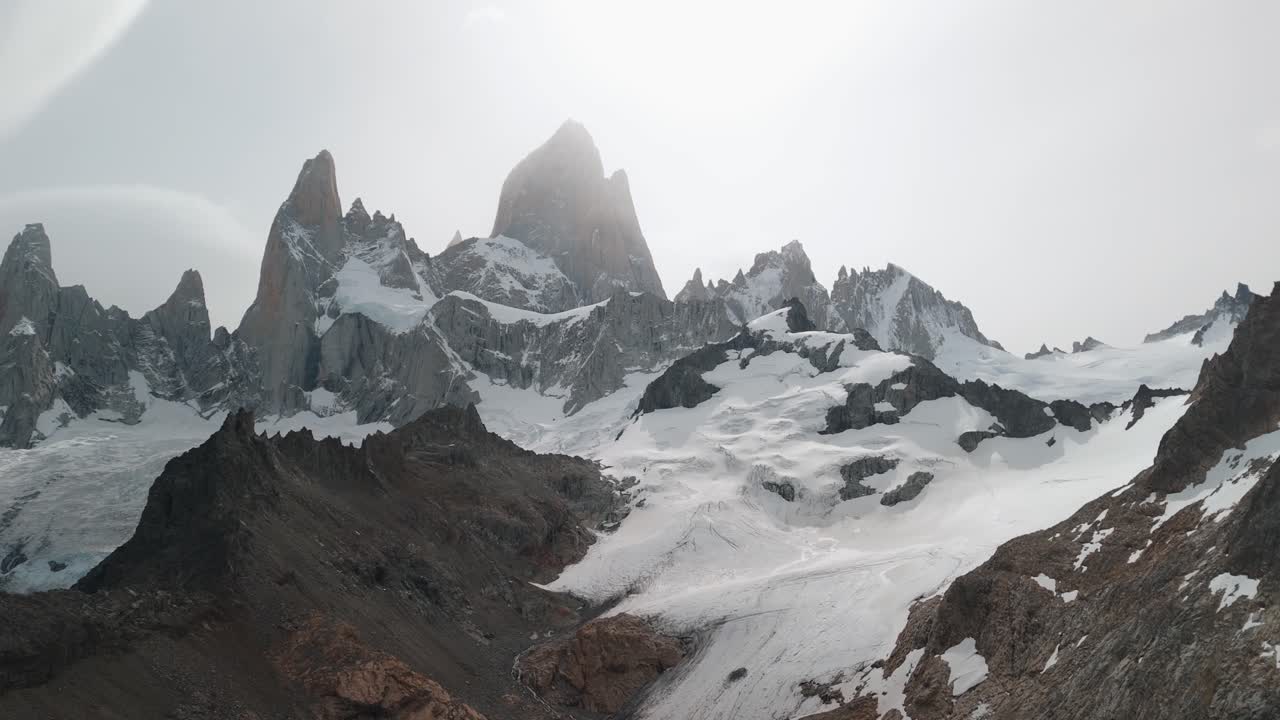 Riprese con drone a Fitz Roy, la montagna più iconica dell'Argentina