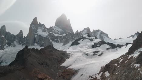 Imágenes-De-Drones-En-Fitz-Roy,-La-Montaña-Más-Emblemática-De-Argentina.