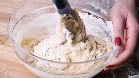 panadero mezclando masa de pastel de zanahoria en un tazón con espátula