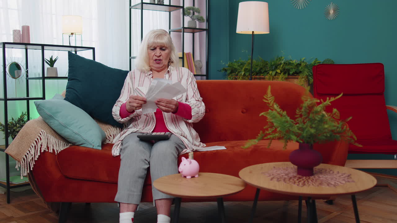 슬픈 할머니 여성은 가정 재정 청구서,, 가족 예산을 분석하고 서류를 던집니다.