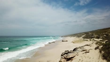 Disparo-De-Dron-Volando-A-Lo-Largo-De-La-Playa