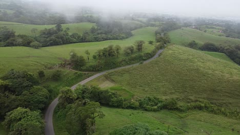 Conducir-A-Través-De-Montañas-En-Un-Moderno-Vehículo-Todoterreno,-Drones,-Conducir-En-Montañas-Verdes-Y-Brumosas,-Video-Aéreo