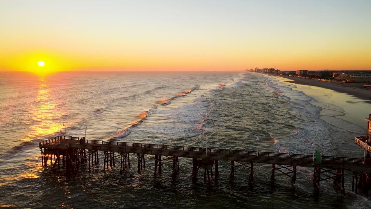 toma aérea del amanecer en las costas de daytona beach