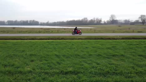 disparo de drones de un motociclista parado en medio de la carretera