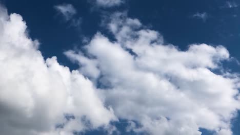 Wolken-Ziehen-Schnell-In-Einem-Zeitraffer-Am-Himmel-Mit-Sonnenschein-Vorbei