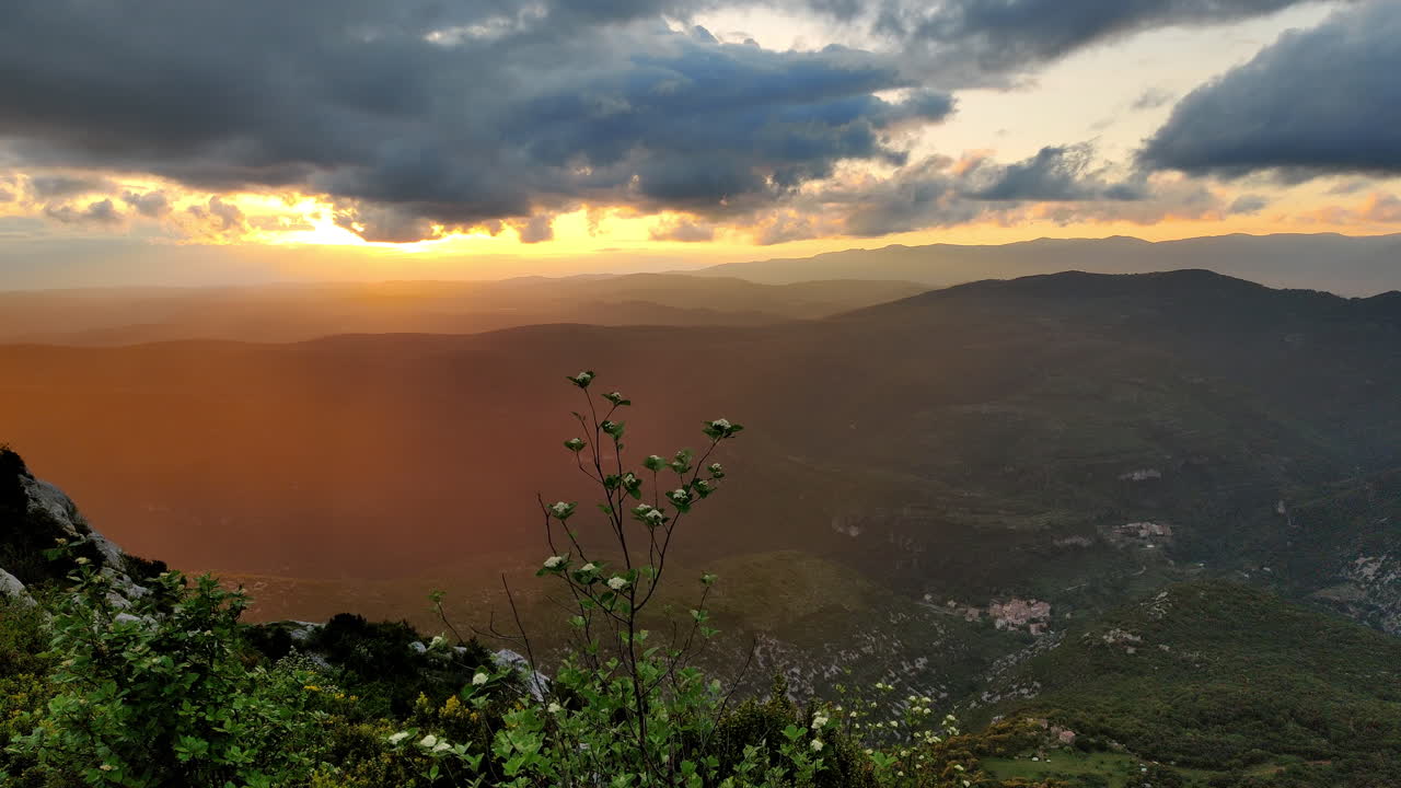 amanecer sobre las montañas vista desde el mont seranne francia