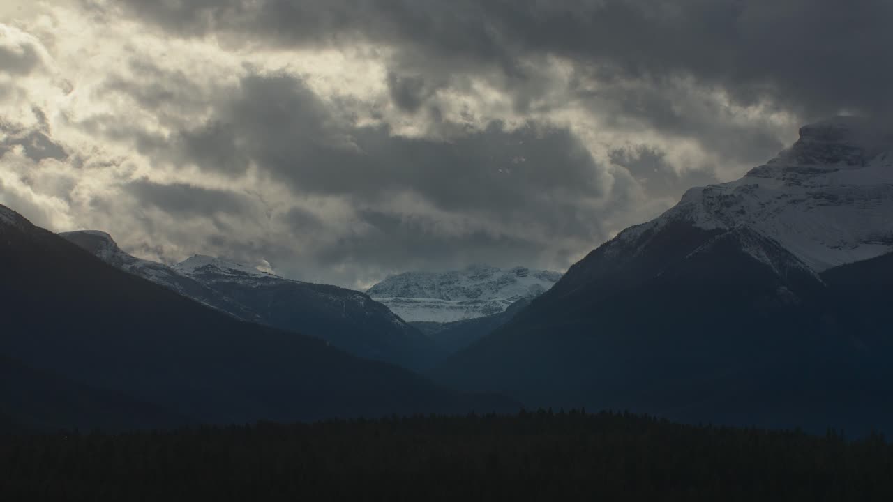 cordillera con lapso de tiempo de nubes