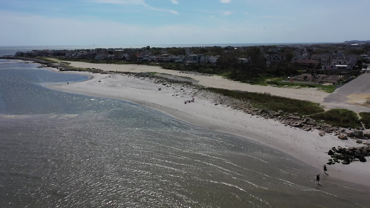 Una vista aerea delle acque, di fronte a una spiaggia deserta in una giornata di sole in estate