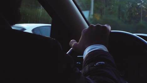 hombre conduciendo un coche en una autopista