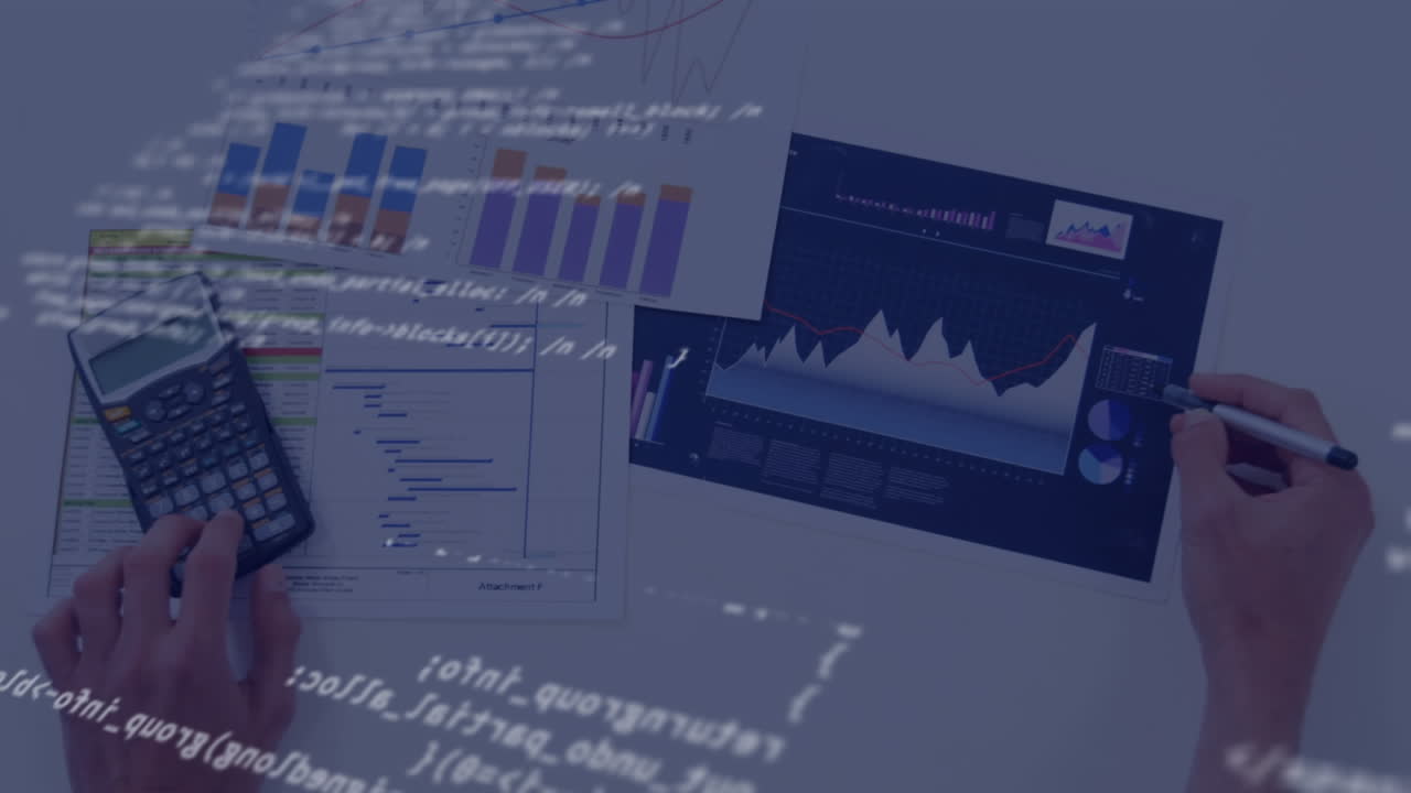 animazione dell'elaborazione dei dati sulle mani di una donna caucasica con tablet e calcolatrice