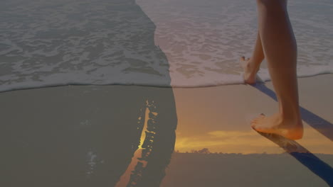 animación de una mujer caucásica caminando por la playa junto al mar sobre el paisaje
