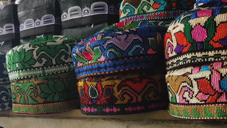 Traditionelle-Hutmütze-Doppa,-Authentisch-Für-Usbekistan,-Tadschikistan-Und-Andere-Zentralasiatische-Muslimische-Länder-Und-Nationen